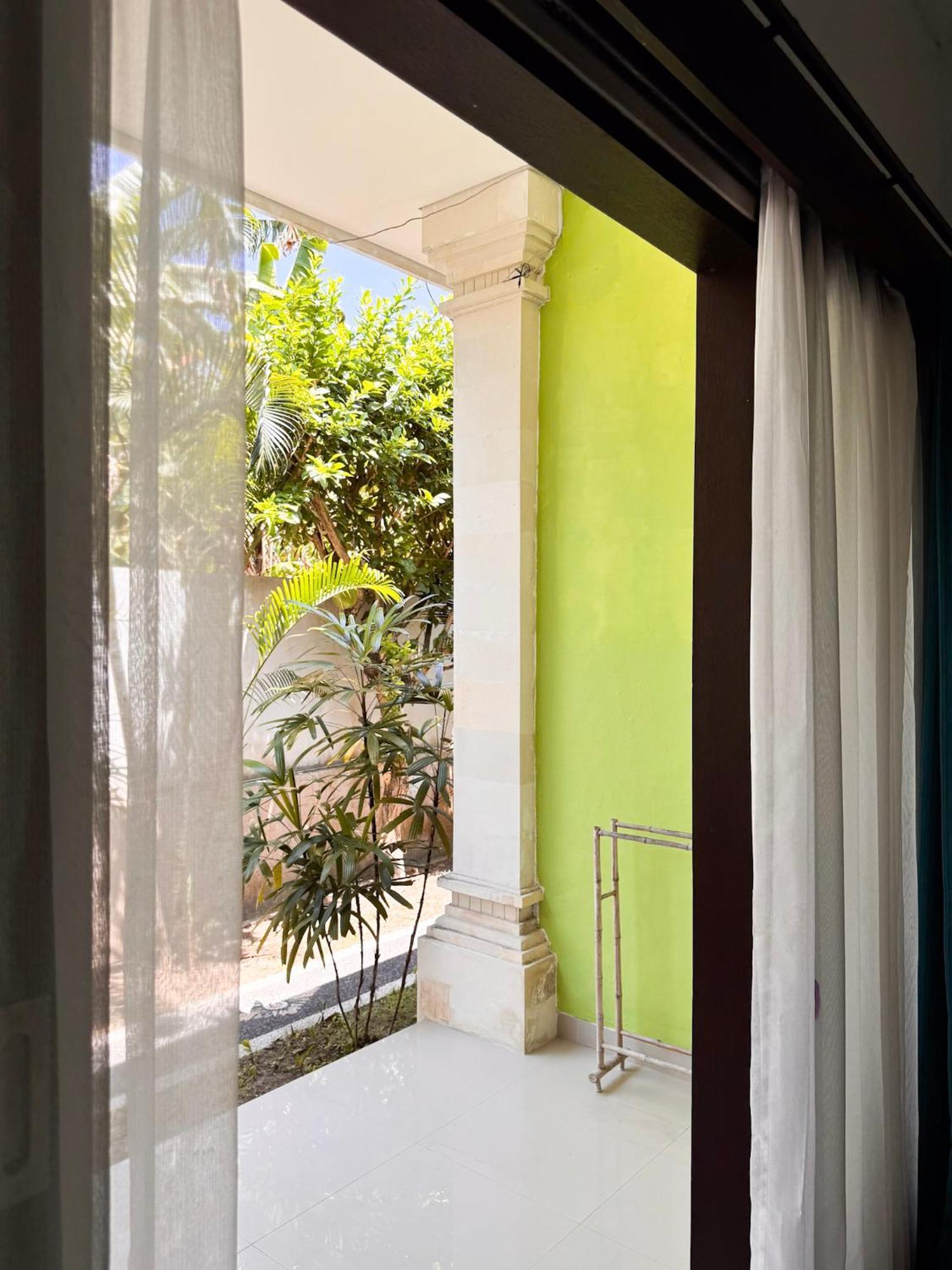 Urban Jungle Beach House Canggu Exteriör bild