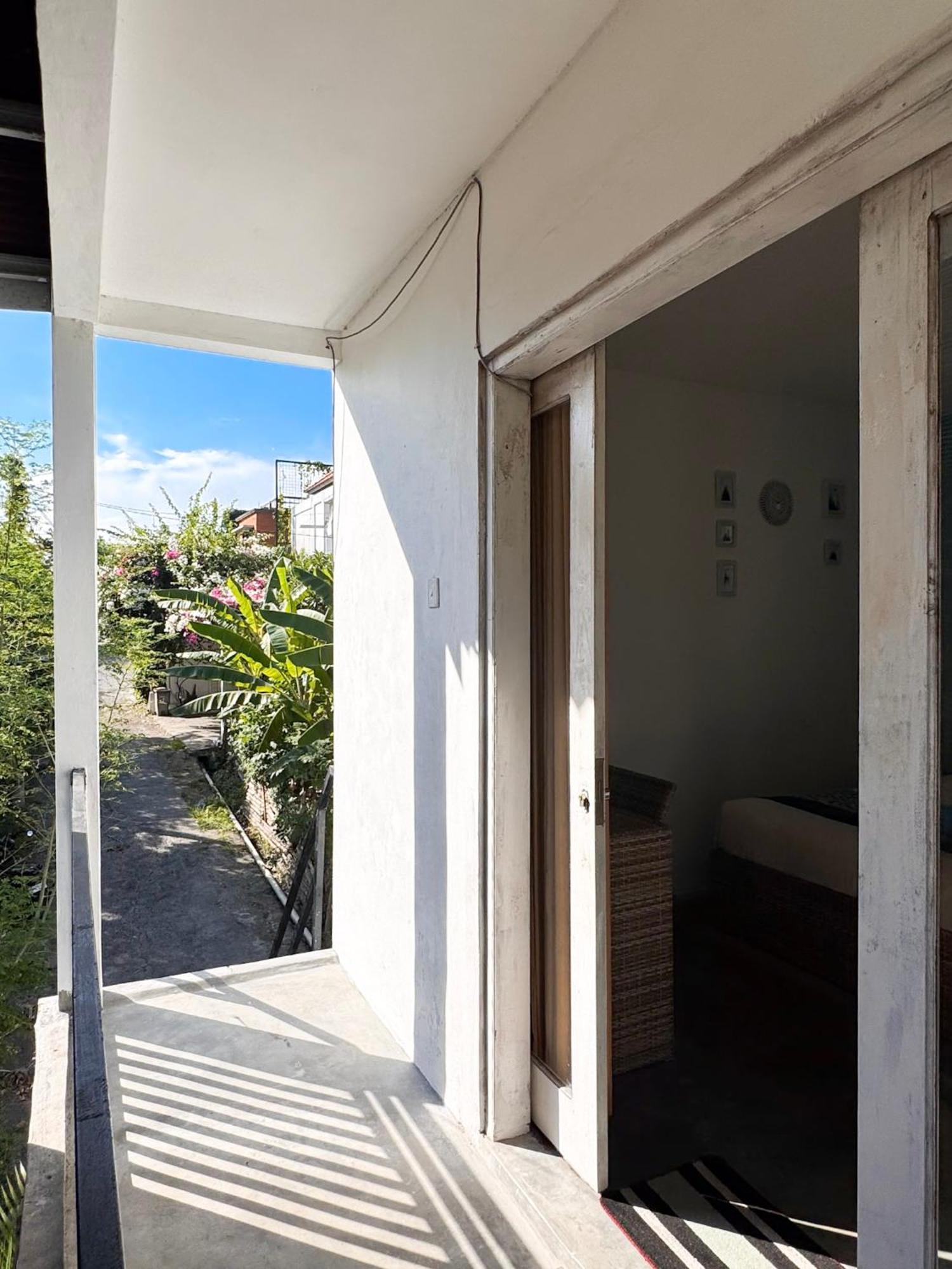 Urban Jungle Beach House Canggu Exteriör bild