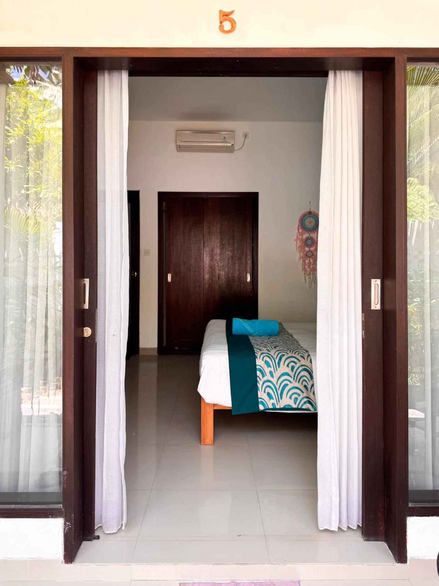Urban Jungle Beach House Canggu Exteriör bild